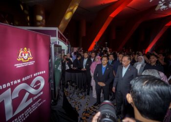 ANWAR Ibrahim melawat pameran selepas Majlis Peluncuran Sambutan 120 Tahun Jabatan Audit Negara di Pusat Konvensyen Antarabangsa Putrajaya. - UTUSAN/FAISOL MUSTAFA