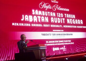 ANWAR Ibrahim berucap pada Majlis Peluncuran Sambutan 120 Tahun Jabatan Audit Negara di Pusat Konvensyen Antarabangsa Putrajaya (PICC), Putrajaya. - UTUSAN/FAISOL MUSTAFA