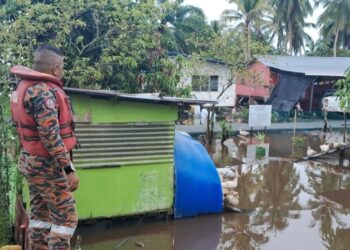 ANGGOTA bomba menjalankan tinjauan ke kawasan terjejas banjir.