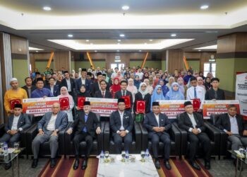 ZULKIFLI Hasan (hadapan, tengah) dan Pengerusi MAIWP, Datuk Syed Kamarulzaman Syed Kabeer (hadapan, tiga dari kiri) bersama tetamu kehormat,  sebahagian ibu bapa penerima serta penerima biasiswa pada Majlis Penyerahan Biasiswa Pelajar Cemerlang MAIWP di Menara Majlis Agama Islam Wilayah Persekutuan (MAIWP) di  Kuiala Lumpur, hari ini. -UTUSAN/MUHAMAD IQBAL