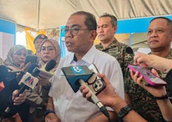 MOHAMED KHALED Nordin bercakap kepada pemberita selepas lawatan kerja ke Kem Terendak hari ini bagi meninjau tahap kesiapsiagaan operasi serta aspek kebajikan anggota dan keluarga ATM. - UTUSAN/AMRAN ALI