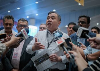 ANTHONY Loke ketika ditemui pemberita selepas membuat tinjauan kerja sempena pelaksanaan ‘green lane’ di KLIA T1 hari ini.