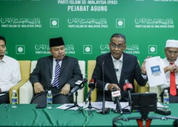 TAKIYUDDIN Hasan bercakap mengenai cadangan supaya Muhyiddin Yassin diangkat sebagai Pengerusi Majlis Presiden Perikatan Nasional (PN) pada sidang akhbar di Ibu Pejabat Pas Pusat, Kuala Lumpur, hari ini. - UTUSAN/MUHAMAD IQBAL ROSLI