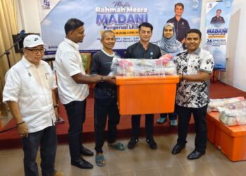 MUHAMMAD Faiz Fadzil (tiga dari kanan) ketika menyerahkan sumbangan berupa peralatan menangkap ikan kepada nelayan di PNK Ujong Batu, Bagan Dalam, Butterworth, Pulau Pinang hari ini.