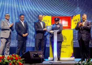 ANWAR Ibrahim menerima buku laporan prestasi JKDM 2025 daripada Anis Rizana pada Majlis Sambutan Hari Kastam Sedunia ke-44 Tahun 2026 di Cyberjaya, semalam.-UTUSAN/FAISOL MUSTAFA