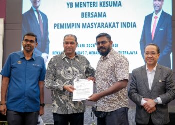 R. Ramanan menyampaikan bantuan kepada wakil penerima Program Dharma MADANI Kementerian Sumber Manusia di Putrajaya. - UTUSAN/FAIZ ALIF ZUBIR