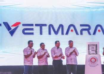 AHMAD Zahid Hamidi (empat dari kiri) pada Peluncuran TVETMara di IKM Seberang Perai Utara, Bukit Mertajam, Pulau Pinang semalam. – UTUSAN/DANIAL SAAD