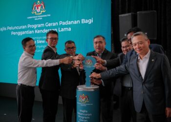 ANTHONY Loke ketika gimik perasmian pada Majlis Pelancaran Program Pemberian Geran Padanan Bagi Penggantian Kenderaan Lama di Proton Putrajaya. - UTUSAN.FAIZ ALIF ZUBIR