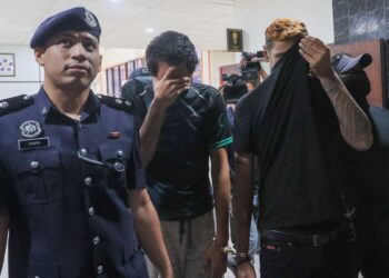 AZLI Ismadi Mat Saad (tengah) dan P. Sanjay Kumar (kanan) diiringi oleh anggota polis ketika dihadapkan ke Mahkamah Sesyen Butterworth, Pulau Pinang hari ini atas pertuduhan melakukan rompakan bersenjata terhadap seorang lelaki etnik Rohingya, kira-kira dua minggu lalu.-UTUSAN/DANIAL SAAD