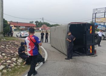 LORI polis yang membawa 10 tahanan dari Penjara Seremban terbalik dalam kejadian di Jalan Seremban-Tampin dekat Rembau pagi tadi.-GAMBAR/POLIS