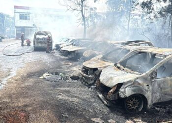 ANGGOTA bomba memadam kebakaran membabitkan 18 buah kereta di Taman Bukit Mewah, Johor Bahru, Johor semalam. - GAMBAR/BOMBA