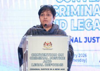 AZALINA Othman Said ketika berucap di Konvensyen Keadilan Jenayah dan Reformasi Undang-undang: Sistem Keadilan Jenayah dalam Era Baharu di Asian International Arbitration Centre (AIAC), di sini, hari ini. - UTUSAN/ZAHRA MOHAMAD ZHAHIR