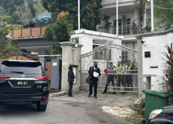 WAKIL peguam plaintiff keluar dari kediaman Jamal Yunos di Ampang Jaya, hari ini.