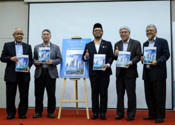 ZULKIFLI Hasan (tengah) bersama Presiden IKRAM, Badlishah Sham Baharin (dua kiri) melancarkan Laporan Kajian Indeks Malaysia Negara Rahmah di Hotel Armada. - UTUSAN/AMIR KHALID