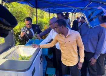 A.RAJENDRAN (dua dari kanan) meninjau mesin pengasingan sisa makanan yang akan digunakan sepanjang perayaan Thaipusam di Pulau Pinang.