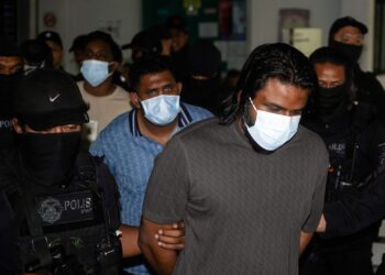 TIGA ahli 'Geng Captain Praba' dikehendaki yang juga suspek utama 'Ops Jack Sparrow' yang ditahan di Mumbai, India, Ahad lalu dikawal anggota polis tiba atas pertuduhan kumpulan jenayah terancang di Mahkamah Sesyen Sepang di sini, hari ini. - UTUSAN/FAISOL MUSTAFA