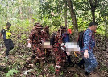 ANGGOTA SAR mengusung mayat mangsa yang dijumpai di kawasan hutan pada jarak kira-kira 150 meter dari rumahnya di Kampung Sepurau, Bekenu, Miri pagi tadi.
