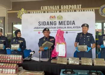 ISMAIL Hashim (tiga dari kanan) menunjukkan gabus dan guni yang digunakan bagi mengapungkan ketulan ganja yang dirampas di perairan Kuala Perlis berhampiran Pulau Ketam, Perlis, pada awal bulan ini dalam sidang akhbar di Kompleks Kastam negeri, Kangar, Perlis hari ini. -UTUSAN/ASYRAF MUHAMMAD