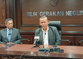 AMINUDDIN Harun pada sidang akhbar selepas mempengerusikan Mesyuarat Mingguan Exco di Wisma Negeri di Seremban hari ini.