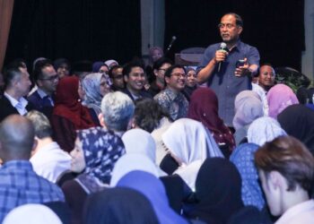ZAMBRY Abdul Kadir (berdiri) ketika menghadiri Program Kembara Karisma Pemimpin Muda Madani di USM Pulau Pinang, hari ini.-UTUSAN/DANIAL SAAD