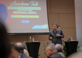SAIFUDDIN Nasution Ismail ketika bercakap pada "Luncheon Talk" Menteri Dalam Negeri bersama Media di Cyberjaya. - UTUSAN/FAIZ ALIF ZUBIR