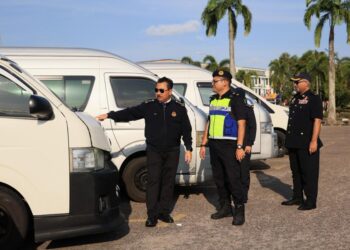 MUHAMMAD Kifli Ma Hassan (kiri) bersama pegawainya memeriksa sebuah van persendirian dari Thailand yang ditahan menerusi Ops Khas Tunggak Ibu Pejabat JPJ Kelantan, Panji, Kota Bharu, Kelantan-UTUSAN/KAMARUL BISMI KAMARUZAMAN.