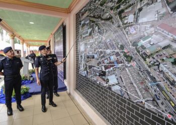 KETUA Polis Selangor, Datuk Shazeli Kahar menunjukkan peta lokasi penutupan jalan pada sidang media Op Palu 2026 di Kuil Subramaniar, Batu Caves di sini, hari ini. - UTUSAN/SYAKIR RADIN