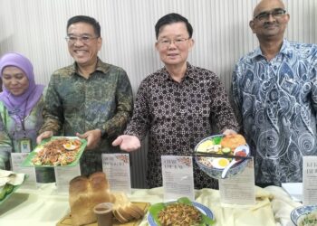 CHOW Kon Yeow (dua dari kanan) ketika sidang akhbar majlis pemakluman pewartaan item warisan kebudayaan tidak ketara di George Town, Pulau Pinang.