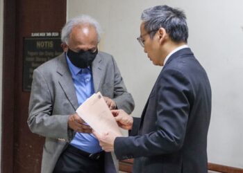 V. KATHIRKAMANATHAN (kiri) ketika dihadapkan ke Mahkamah Sesyen Butterworth, Pulau Pinang atas pertuduhan menipu seorang wanita supaya mencadangkan namanya dilantik sebagai perunding program sebuah kolej perubatan swasta pada 2024.-UTUSAN/DANIAL SAAD