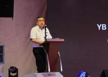 ANTHONY Loke Siew Fook semasa berucap semasa majlis Pelancaran Program Transformasi Perkhidmatan Bas Berhenti-Henti (SBST)-Bas.My di pekarangan Stadium Sultan Muhammad IV, Kota Bharu, Kelantan hari ini-UTUSAN/KAMARUL BISMI KAMARUZAMAN.