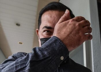 PEGAWAI Imigresen, Mohd. Rahmat Mat Yusoff ketika hadir bagi pertuduhan menerima suapan berjumlah RM5,100 di Mahkamah Sesyen Kuala Lumpur di sini, hari ini. - UTUSAN/SYAKIR RADIN