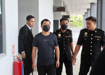 Jiang Fanjun (dua dari kiri) hadir ke Mahkamah Seremban hari ini sambil diiringi pegawai SPRM bagi didakwa ats pertuduhan memberi suapan berjumlah RM50,000 kepada seorang pegawai JAS tahun lalu-UTUSAN/NOR SHAFIQAH MOHD. GHAZALI