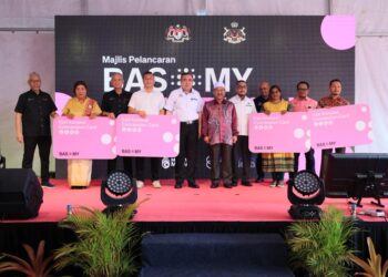 ANTHONY Loke Siew Fook (lima kiri) bersama Mohd. Nassuruddin Daud (lima kanan) bersama penerima kad konsensi semasa Pelancaran Program Transformasi Perkhidmatan Bas Berhenti-Henti (SBST)-Bas.My di pekarangan Stadium Sultan Muhammad IV, Kota Bharu, Kelantan hari ini-UTUSAN/KAMARUL BISMI KAMARUZAMAN.