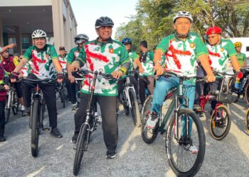 MUHAMMAD Sanusi Md. Nor mengayuh basikal ketika melancarkan Program 1 Bulan 1 Sukan Peringkat Negeri Kedah di Wisma Darul Aman, Alor Setar.