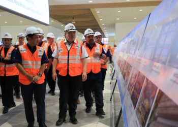 ANTHONY Loke Siew Fook (tengah) semasa meninjau Stesen Pembinaan Stesen Projek Laluan Rel Pantai Timur (ECRL) di Tunjung, Kota Bharu, Kelantan hari ini.-UTUSAN/KAMARUL BISMI KAMARUZAMAN.