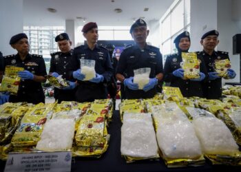 Fadil Marsus bersama sebahagian daripada 261 kilogram dadah dianggarkan bernilai RM13 juta yang dirampas dalam sidang akhbar di Ibu Pejabat Polis Kontinjen (IPK) Kuala Lumpur, hari ini.