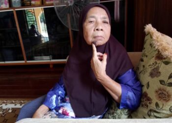 KAMARIAH Zakaria menunjukkan kecederaan yang dialami selepas bergelut dengan peragut di Kampung Paloh Rambai, Ketereh, Kota Bharu, Kelantan.