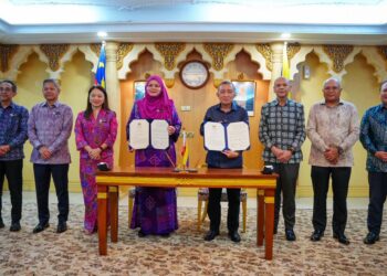 HANNAH Yeoh bersama Armizan Mohd Ali menyaksikan majlis menandatangani Surat Persefahaman (LoU) antara Suruhanjaya Persaingan Malaysia (MyCC) bersama Jabatan Wilayah Persekutuan di Menara DBKL di sini hari ini - UTUSAN/SADDAM YUSOFF