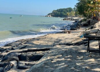 KEJADIAN hakisan pantai di sepanjang Koridor Utara Pulau Pinang termasuk di Batu Feringgi, Tanjung Bunga dan Tanjung Tokong tidak mempunyai kaitan dengan aktiviti tambakan laut.-GAMBAR HIASAN