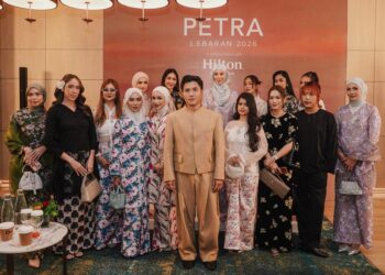 AMMAR Hazwan (tengah) bersama model dan pempengaruh yang hadir memakai koleksi PETRA Lebaran ketika Majlis Pelancaran Koleksi Lebaran PETRA Soirée di Hotel Hilton Petaling Jaya, baru-baru ini. - UTUSAN/ISKANDAR ISHAK