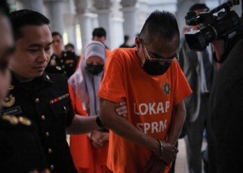 KETUA Pengarah JAS dan TImbalan tiba di Mahkamah Majsitret Putrrajaya. - UTUSAN/FAIZ ALIF ZUBIR