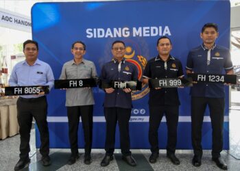 AEDY Fadly Ramli (tengah) melancarkan Nombor Pendaftaran Istimewa (NPI) siri ‘FH’ sempena Hari Wilayah Persekutuan di Putrajaya. - UTUSAN/FAISOL MUSTAFA