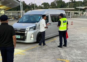 AKPS memeriksa kenderaan asing yang memasuki negara ini sempena Op Bersepadu yang dijalankan di Kompleks ICQS Bukit Kayu Hitam, Kubang Pasu.