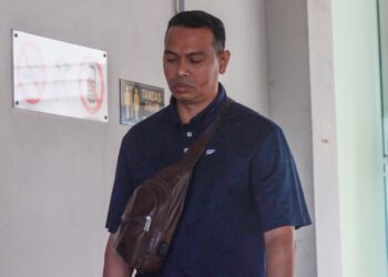 AHMAD Suhaizad Mohd Mansoor didakwa di Mahkamah Majistret George Town, Pulau Pinang hari ini atas pertuduhan dengan sengaja mendatangkan kecederaan terhadap pegawai atasannya, tahun lepas.-UTUSAN/DANIAL SAAD