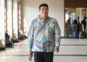 ALBERT Tei hadir bagi mendengar keputusan kebenaran mahkamah untuk memulakan semakan kehakiman berhubung dua arahan Suruhanjaya Pencegahan Rasuah Malaysia (SPRM) terhadapnya di Mahkamah Tinggi Kuala Lumpur hari ini. - UTUSAN/FARIZ RUSADIO