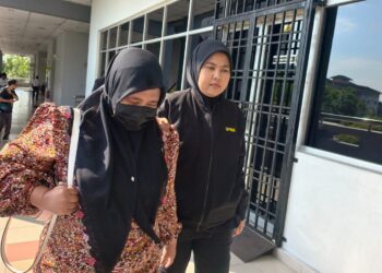 HAMIZA Hashim hadir ke Mahkamah Sesyen Seremban hari bagi ini bagi didakwa atas enam pertuduhan menerima suapan.