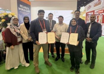 IDZHAM Abdul Hamid (empat dari kanan) bersama sebahagian daripada usahawan bimbingan Perda pada Gulfood Dubai 2026 yang berlangsung di UAE, bermula Isnin lalu.