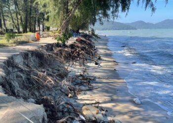 KEADAAN hakisan yang berlaku di sekitar pantai Batu Ferringhi di Pulau Pinang ketika ini.