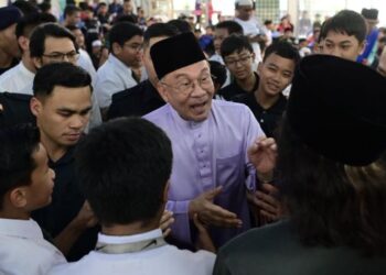 ANWAR Ibrahim ketika hadir menunaikan solat jumaat di Masjid Ar-Rahimah, Batu Caves, Gombak, hari ini. - UTUSAN/SYAKIR RADIN