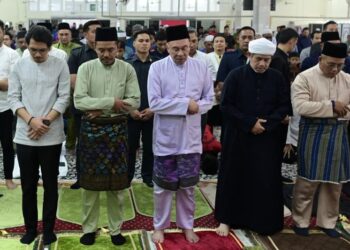ANWAR Ibrahim menunaikan solat Jumaat di Masjid Ar-Rahimah, Batu Caves, Gombak, hari ini. - UTUSAN/SYAKIR RADIN